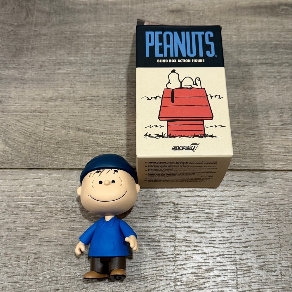 Super7 Peanuts Wave 4 Linus Van Pelt Blind Box Action Figure Blue Jacket Beanie